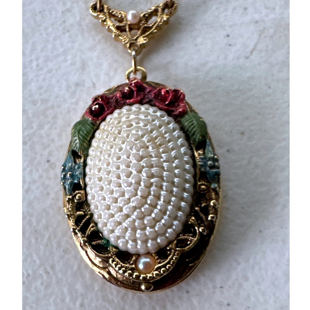 Vintage‎ Gold Tone Faux Pearl Floral Enamel Oval Locket Necklace Barrel Clasp